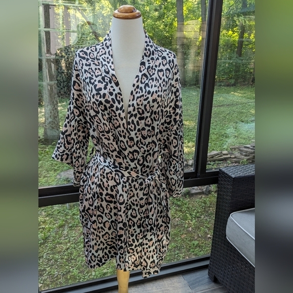 VICTORIA SECRET SILK Animal Print PINK BLACK WHITE ROBE Size S/M - Picture 2 of 3
